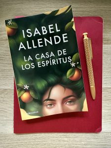 The book La Casa de los Espíritus on top of a notebook.